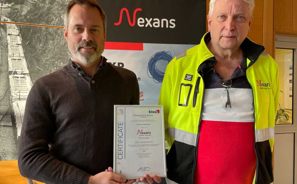 Torbjørn Blomsnes og Terje Pedersen viser frem beviset på Nexans Langhus nye ISO 50001-sertifisering
