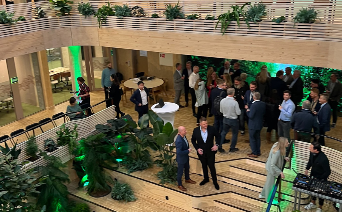 Mange mennesker på innsiden av den nyoppussede Innoasis-bygningen