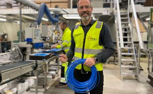 Torbjørn Blomsnes i fabrikken på Nexans Langhus med TQXP varmekabel