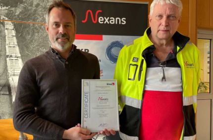 Torbjørn Blomsnes og Terje Pedersen viser frem beviset på Nexans Langhus nye ISO 50001-sertifisering