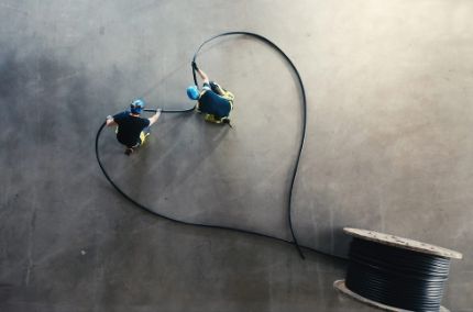 Gutt som demonstrerer IFSI Easy-kabelens bøylighet