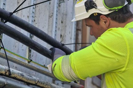 Installatør som installerer kabelen IFSI EASY