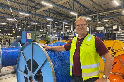 Jon Snesrud i Nexans står foran en trommel med den blå TQXP-varmekabelen