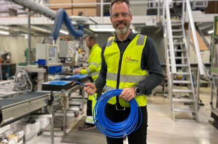 Torbjørn Blomsnes i fabrikken på Nexans Langhus med TQXP varmekabel